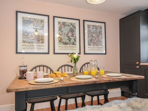 Dining - Skylarks (Looe)