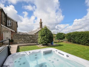 Outdoor spa tub - Skylarks (Looe)