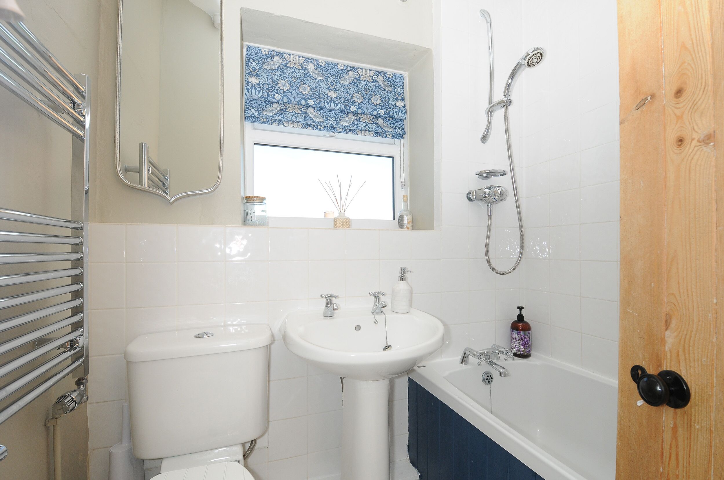 Une salle de bain avec des toilettes, un lavabo et une baignoire.