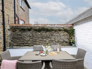 Outdoor dining - Skylarks (Looe)