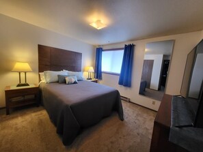 2 bedrooms, iron/ironing board, travel cot, free WiFi - Family run Cozy Comfortable Condo Central to everything (Columbia Falls)