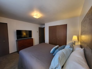 2 bedrooms, iron/ironing board, travel cot, free WiFi