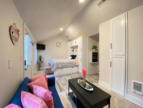 1 bedroom, desk, free WiFi - Unique-Studio Apt. Across OHSU Hospital (Portland)