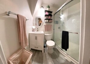 Shower, shampoo - Unique-Studio Apt. Across OHSU Hospital (Portland)