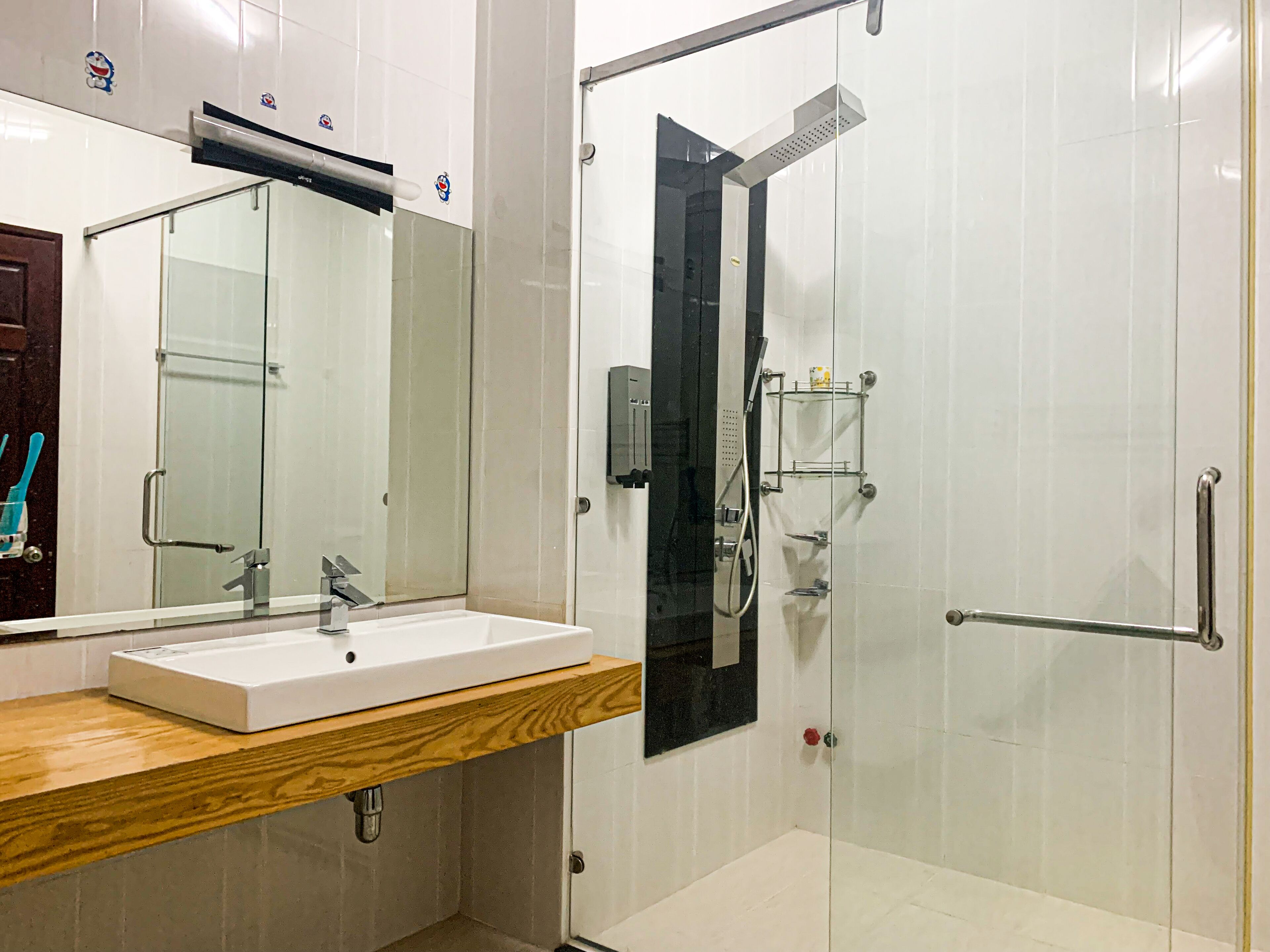 Deluxe Room | Bathroom | Free toiletries, bidet, towels, shampoo
