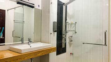 Habitación Deluxe | Baño | Artículos de higiene personal gratuitos, bidé, toallas y champú