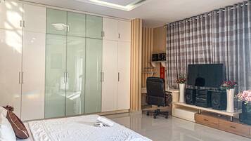 Deluxe Room | Living area | 14-inch TV with cable channels