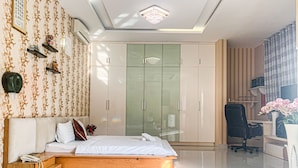 Ein modernes Schlafzimmer mit Bett, Nachttisch und Kleiderschrank.