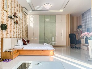 华丽客房 | 高档床上用品、加厚床垫、办公桌