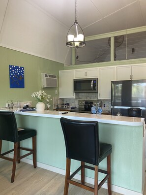 Fridge, microwave, oven, stovetop - Cabin #6 - Endless Sunset on the Lake (Royal)