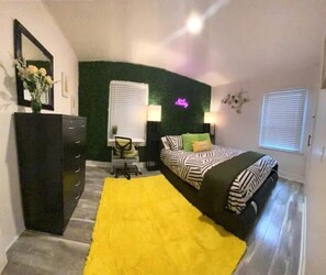 3 quartos, escrivaninha, ferros/tábuas de passar roupa