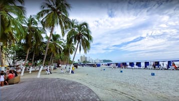 Una spiaggia nelle vicinanze, sabbia bianca