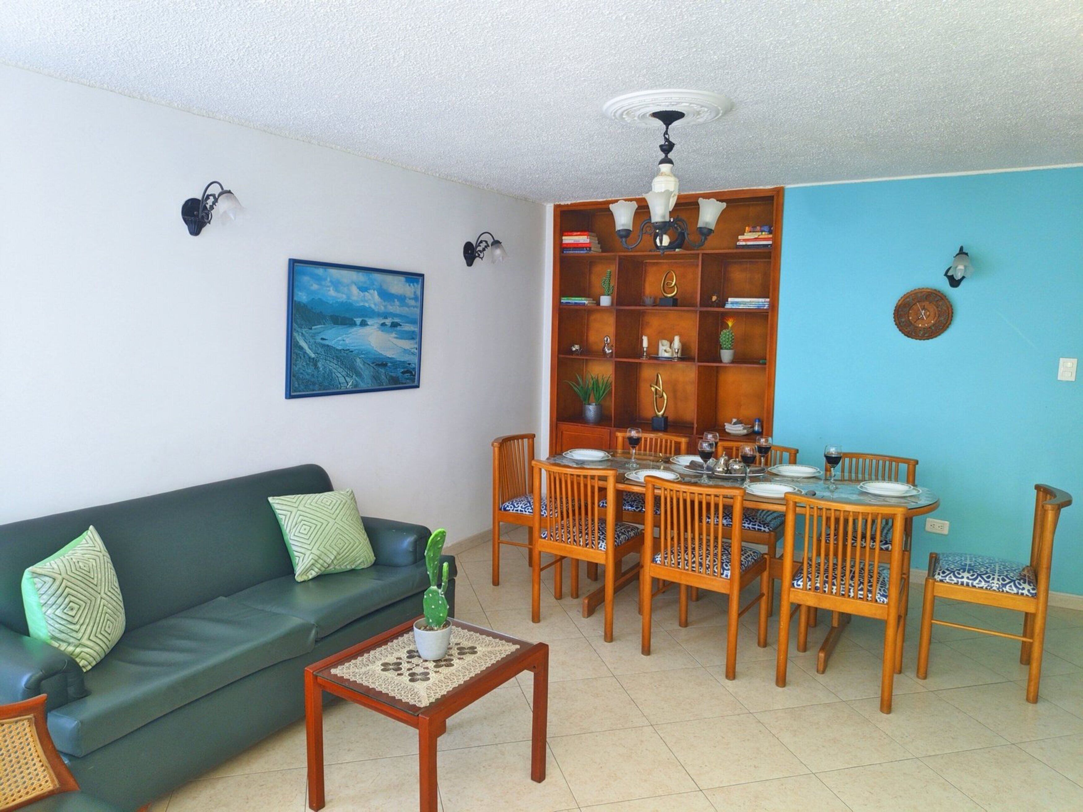 Departamento, 3 habitaciones | Área de sala de estar | Televisión LCD de 32 pulgadas con canales por cable y televisión 