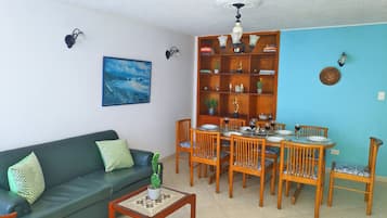 Departamento, 3 habitaciones | Área de sala de estar | Televisión LCD de 32 pulgadas con canales por cable y televisión