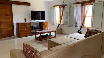 Villa | Zona de estar | Una chimenea
