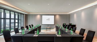 Whiz Luxe Hotel Spazio Surabaya