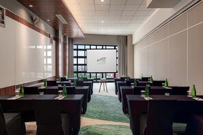 Meeting facility - Whiz Luxe Hotel Spazio Surabaya (Surabaya)