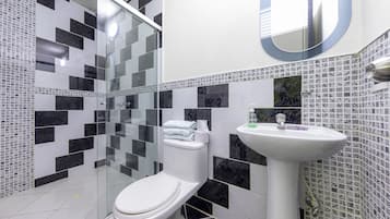 Studio Standar (Quintuple) | Kamar mandi | Shower, handuk, sabun, dan tisu toilet