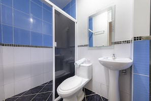 Standard Twin Room | Bathroom | Shower, towels, soap, toilet paper - Hotel Confort Obelisk (Medellín)