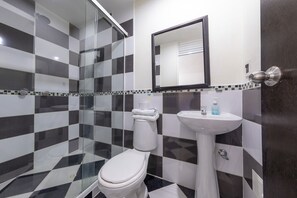 Standard Triple Room | Bathroom | Shower, towels, soap, toilet paper - Hotel Confort Obelisk (Medellín)