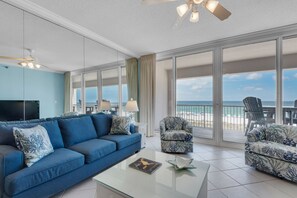 TV, ping pong, books - Regency 303 - Hues of Blue to Calm & Soothe (Navarre)