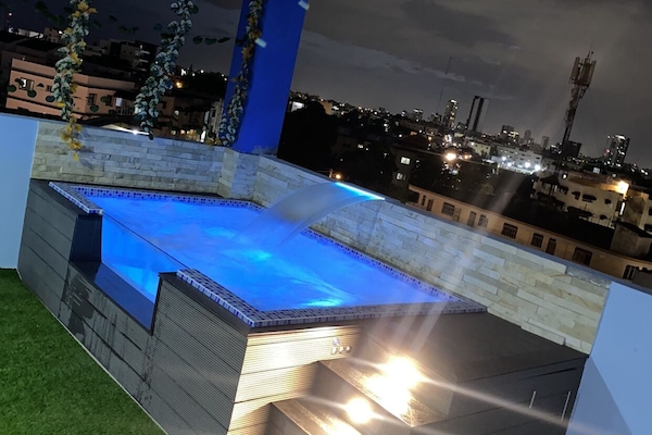 Una piscina al aire libre