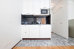 Kühlschrank, Mikrowelle, Herdplatte, Geschirrspüler