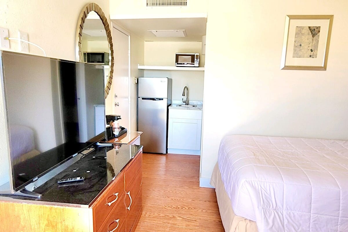 Family Studio | 1 bedroom, iron/ironing board, free WiFi, bed sheets