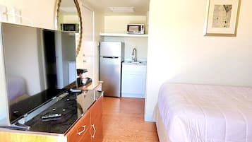 Family Studio | 1 bedroom, iron/ironing board, free WiFi, bed sheets