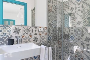 Dusche, Haartrockner, Handtücher, Shampoo