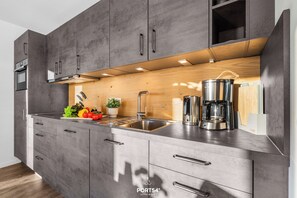 Kühlschrank, Mikrowelle, Ofen, Herdplatte