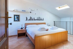 1 bedroom, iron/ironing board, bed sheets - La Casetta di Nonna Nice - YourPlace Abruzzo (Rocca San Giovanni)