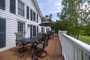 Outdoor dining - LVR - Cayuga Street Retreat (Lewiston)