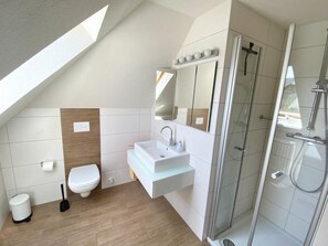 Dusche, Haartrockner, Handtücher