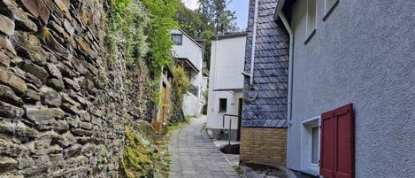 المنطقة المحيطة بالمنشأة