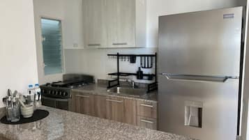 Microondas, horno, parrilla de estufa y lavavajillas