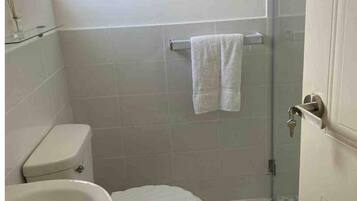 Een douche, een haardroger, handdoeken, zeep