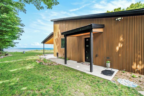 New, Modern Home at Lookout Point
