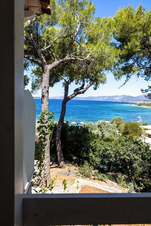 Colchones con pillow-top y caja de seguridad en la habitación