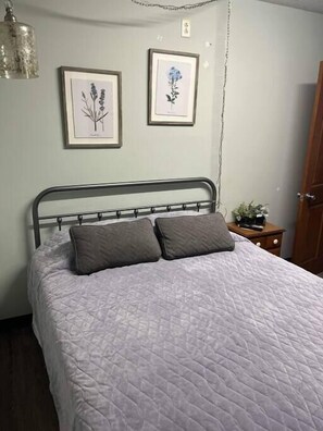 3 slaapkamers, een strijkplank/strijkijzer, reisbedje, wifi