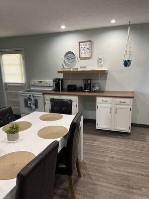 Een koelkast, een magnetron, een oven, een kookplaat