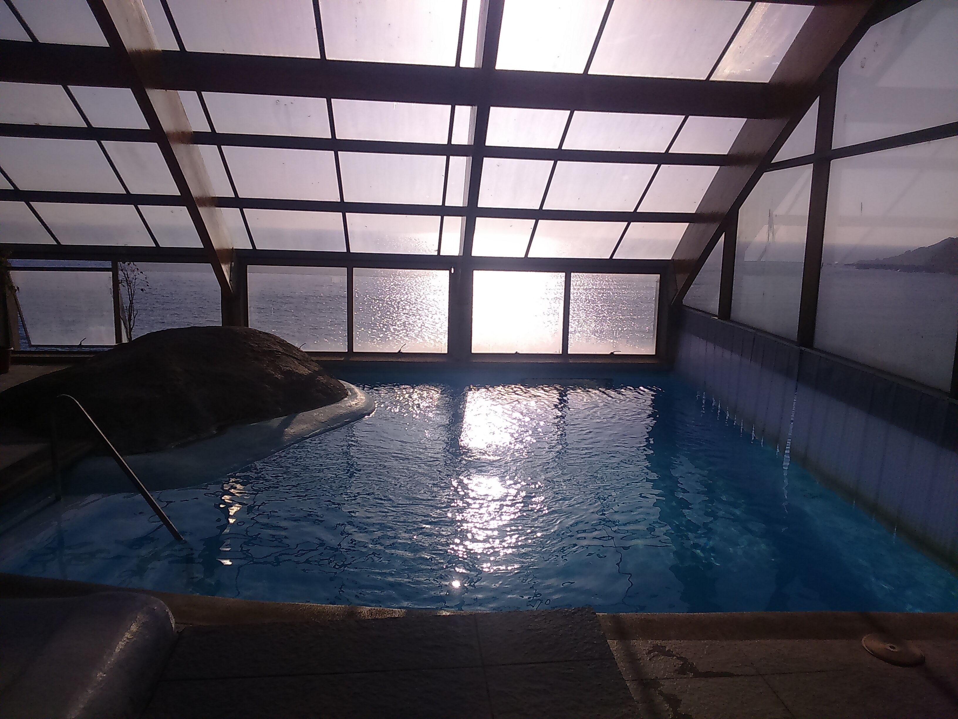 2 piscinas techadas, una piscina al aire libre, sombrillas