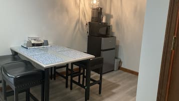 Premium-Suite | Eigene Küche | Mikrowelle, Wasserkocher mit Kaffee-/Teezubehör