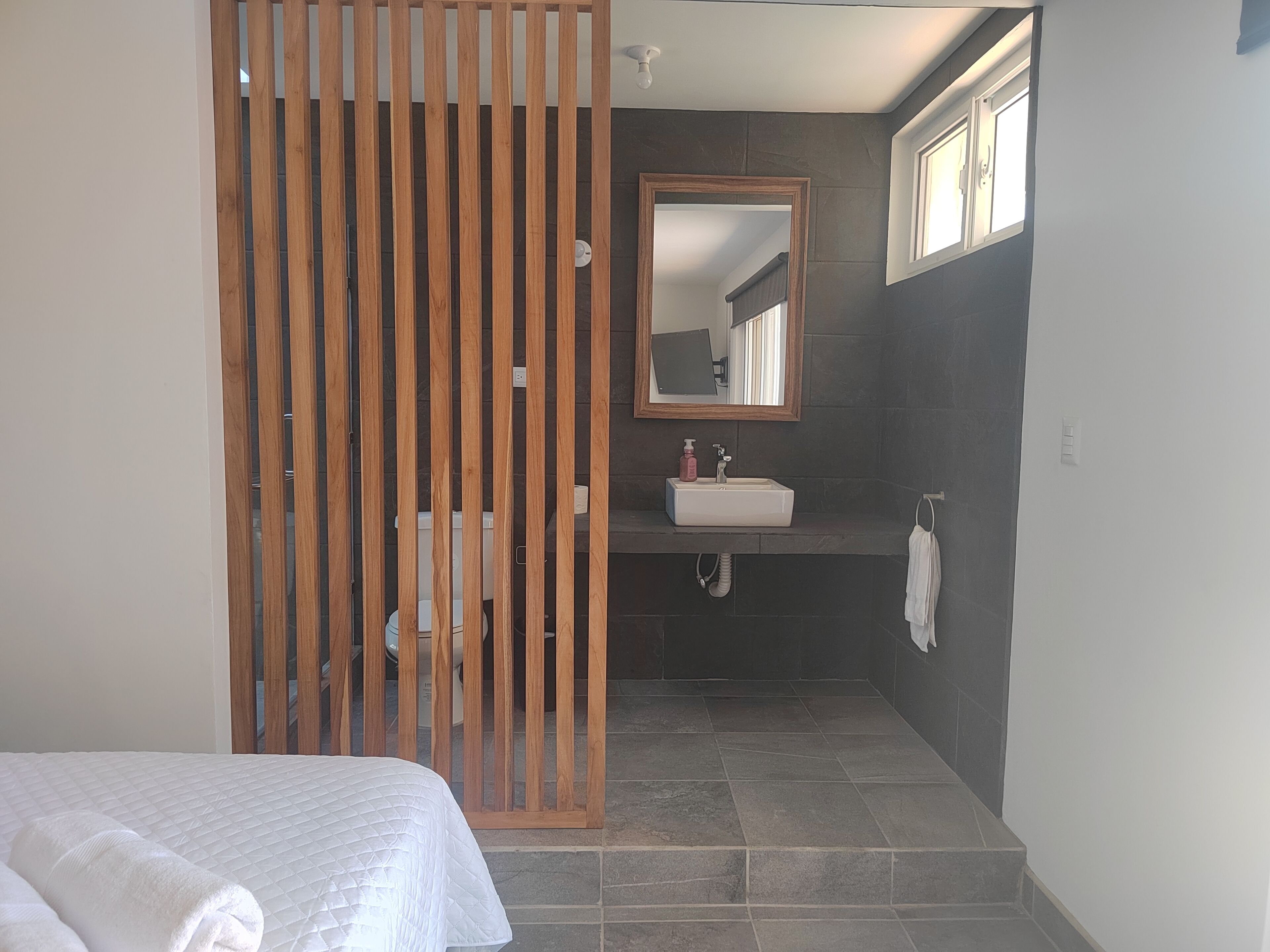 5 bedrooms, free WiFi, bed sheets