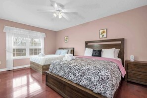 3 habitaciones, tabla de planchar con plancha, wifi y ropa de cama 