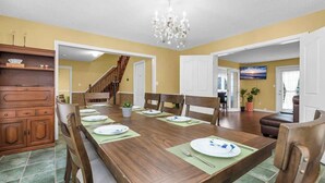 Dining - Sunflower Manor; Your Wine Country Family Retreat (Niagara-on-the-Lake)