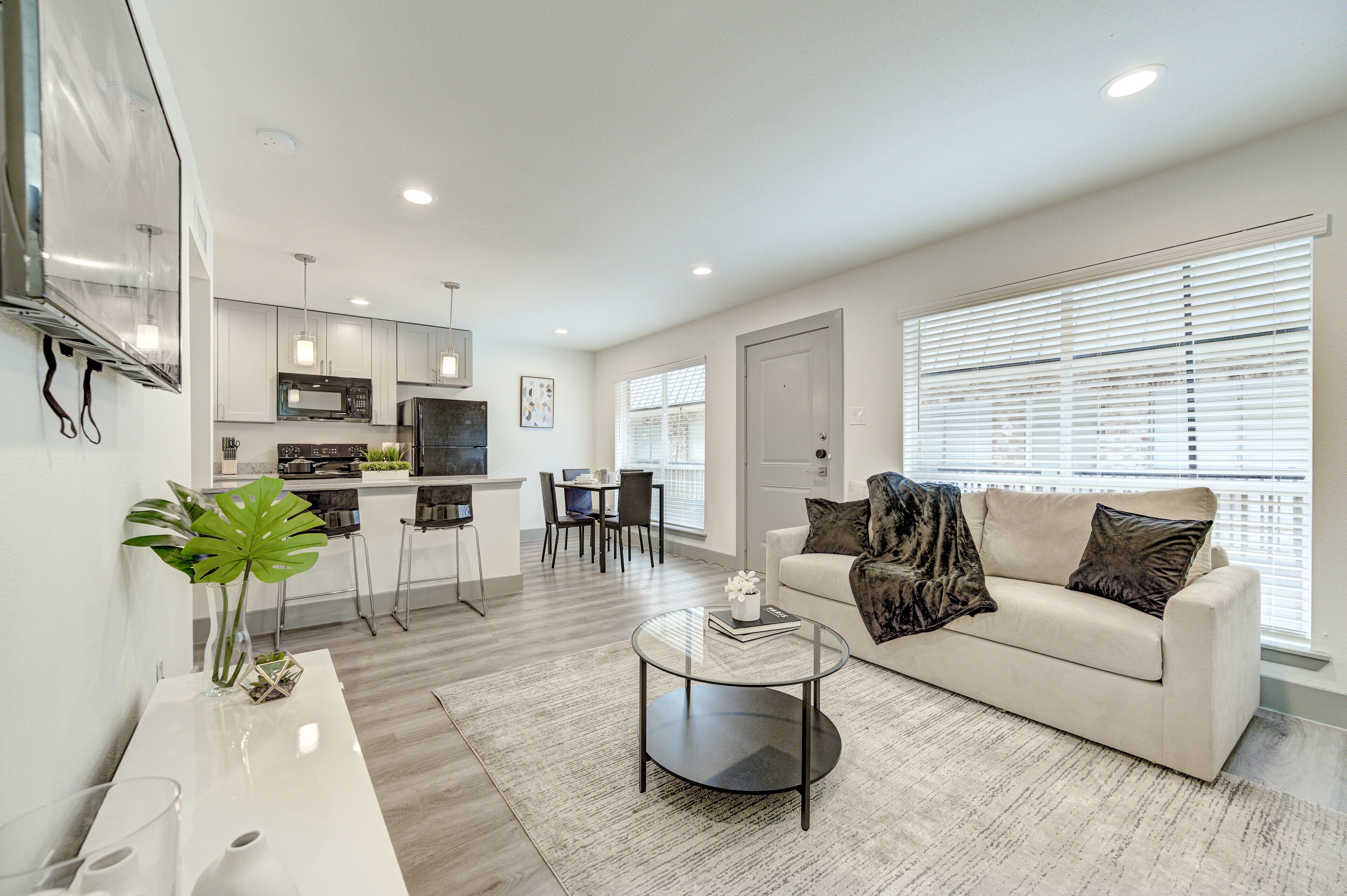 Between DT & Museum District, Walk to Shop & Eat