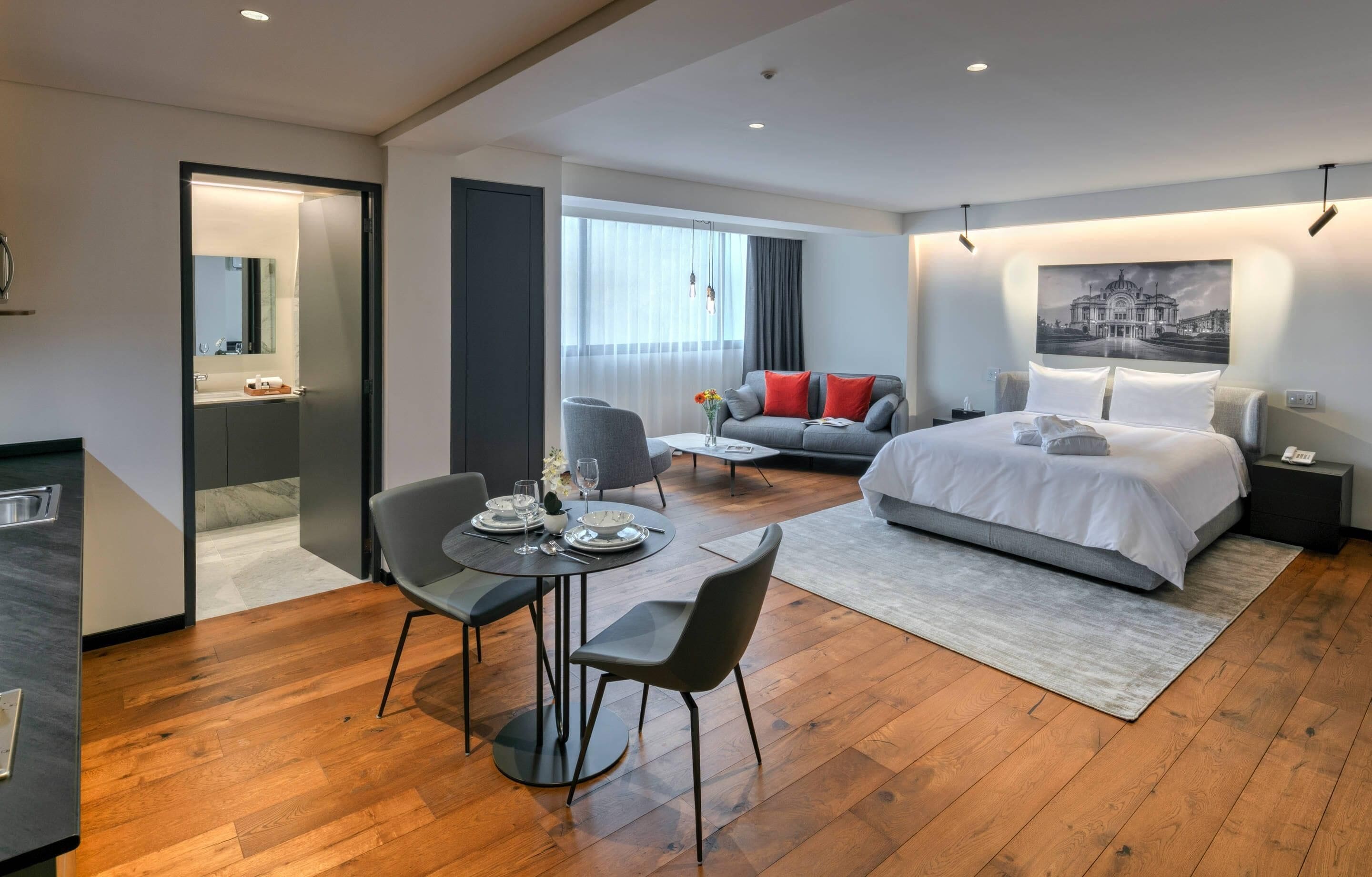 Suite – superior, 1 queensize-seng | Dundyner, minibar, safe på rommet og skrivebord