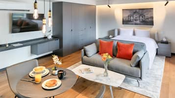 Suite superior, 1 cama de matrimonio | Edredones de plumas, minibar, caja fuerte y escritorio
