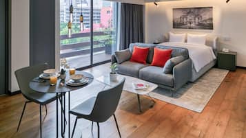 Suite, 1 Tempat Tidur Queen, balkon | Selimut bulu angsa, minibar, brankas, dan meja kerja